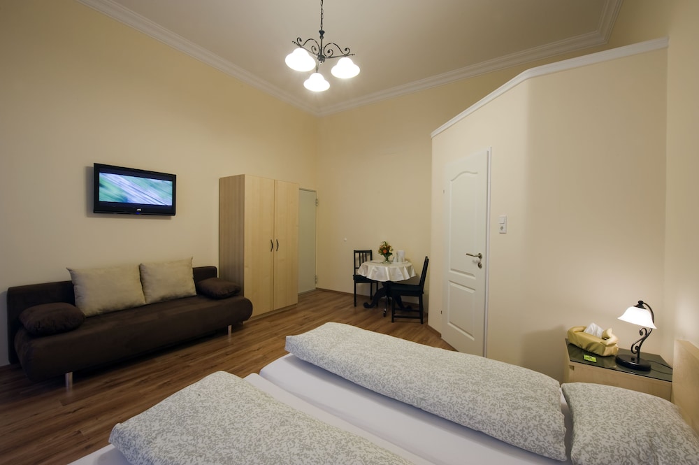 K&T Boardinghouse 24/28