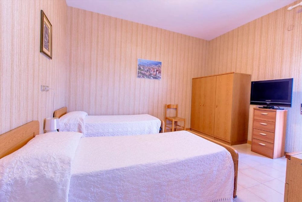 2 BEDROOMS, SUITE