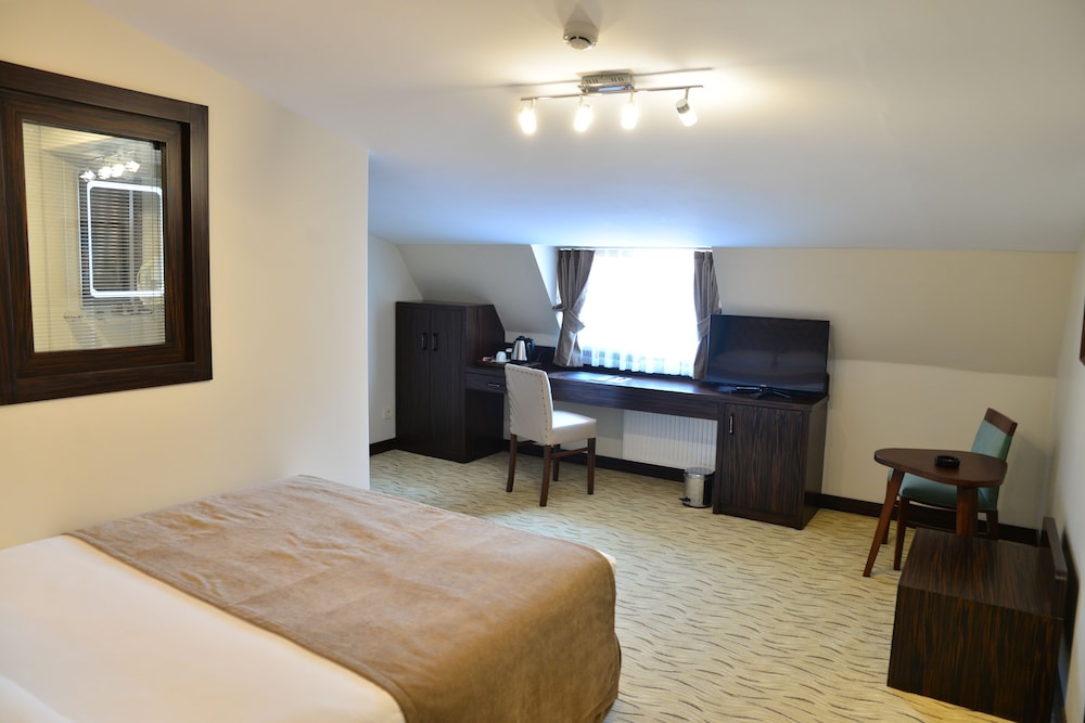 Golden Siyav Hotel 31/75