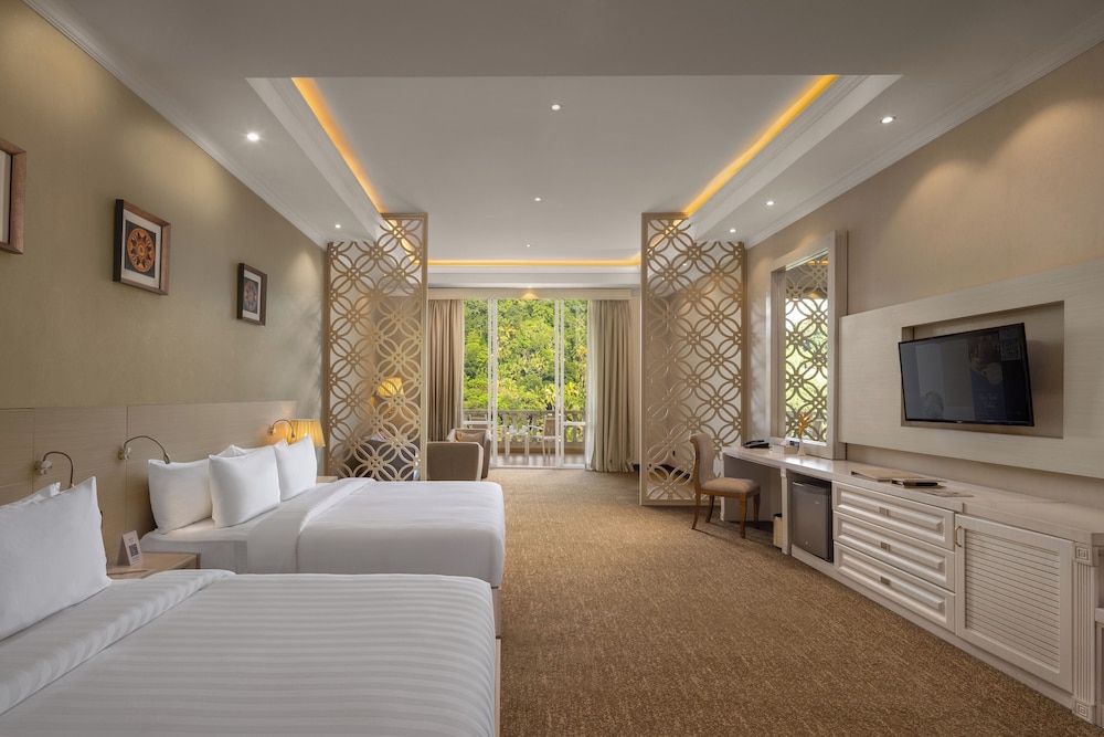 The Golden Crown Hotel 15/66