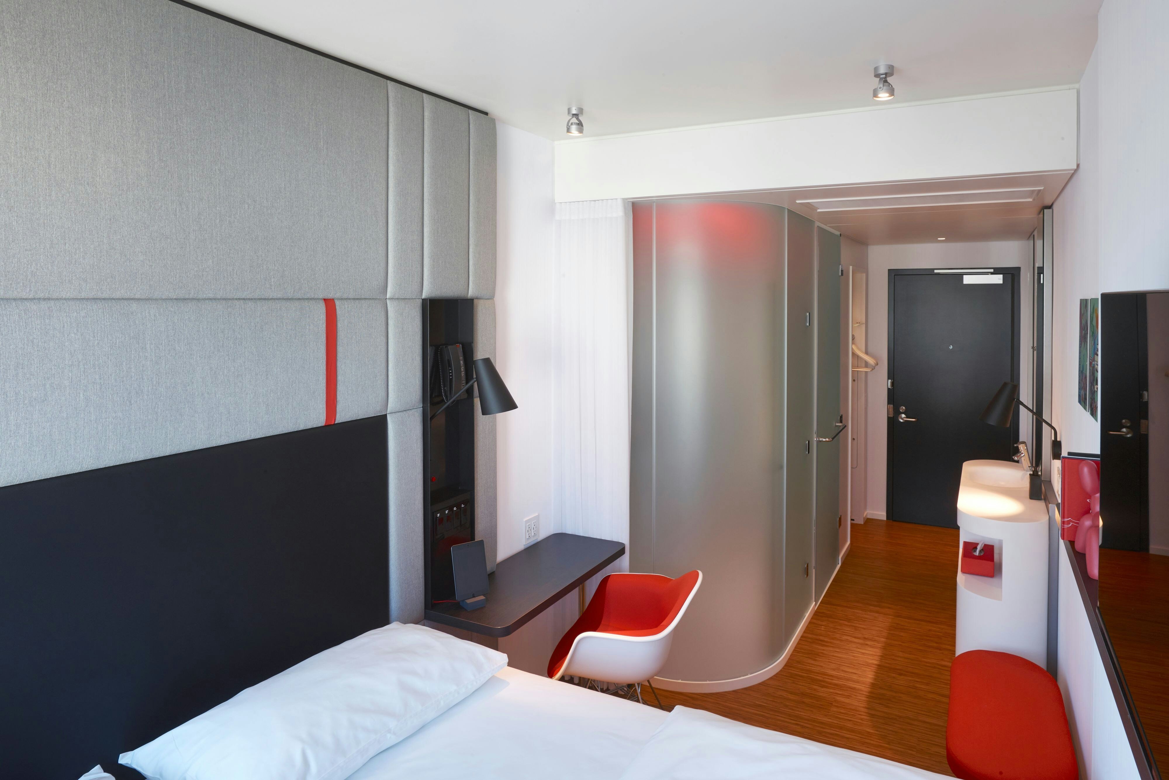 ROOM, KING BED