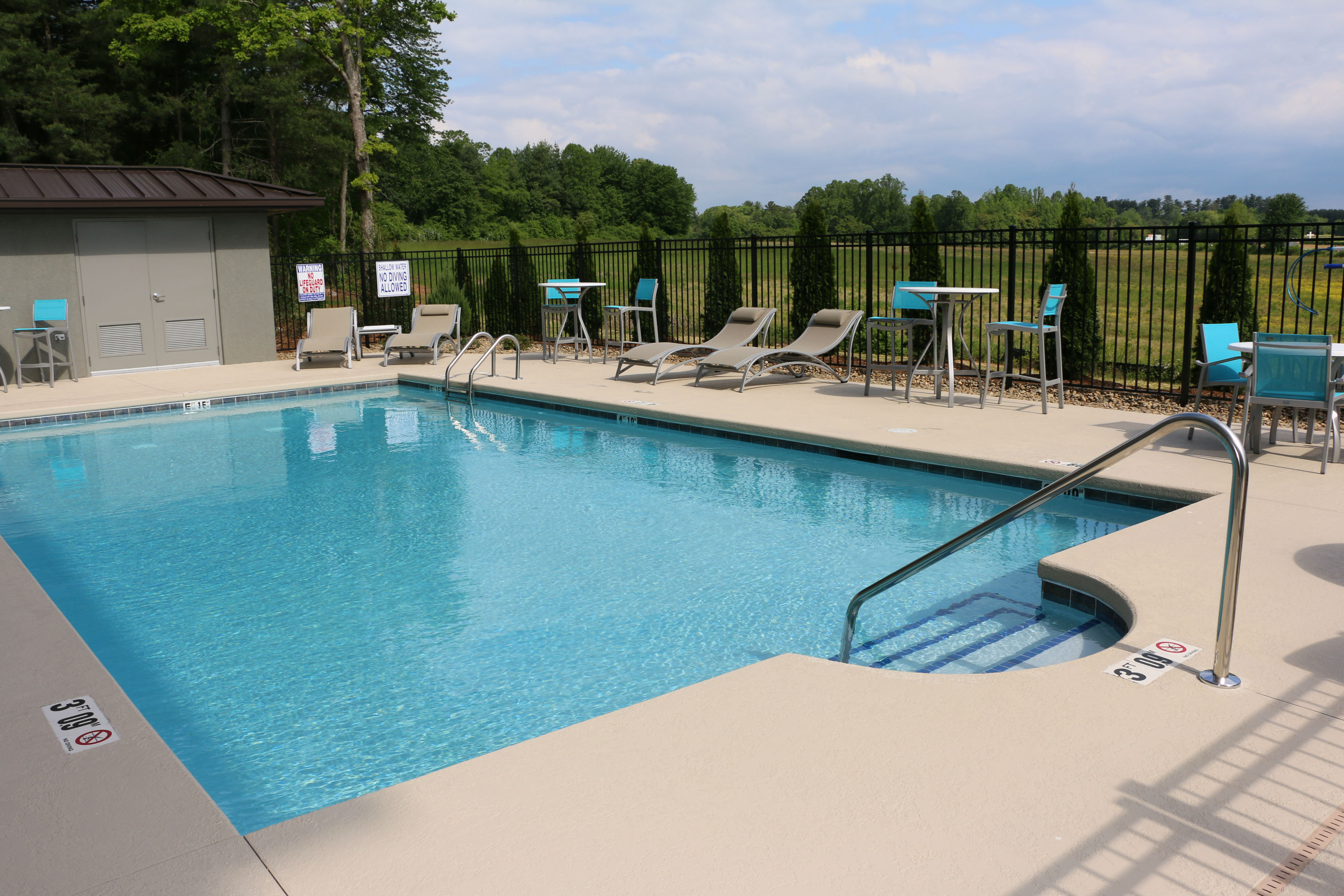 HOLIDAY INN EXPRESS & SUITES HENDERSONVILLE SE - FLAT ROCK 31/52