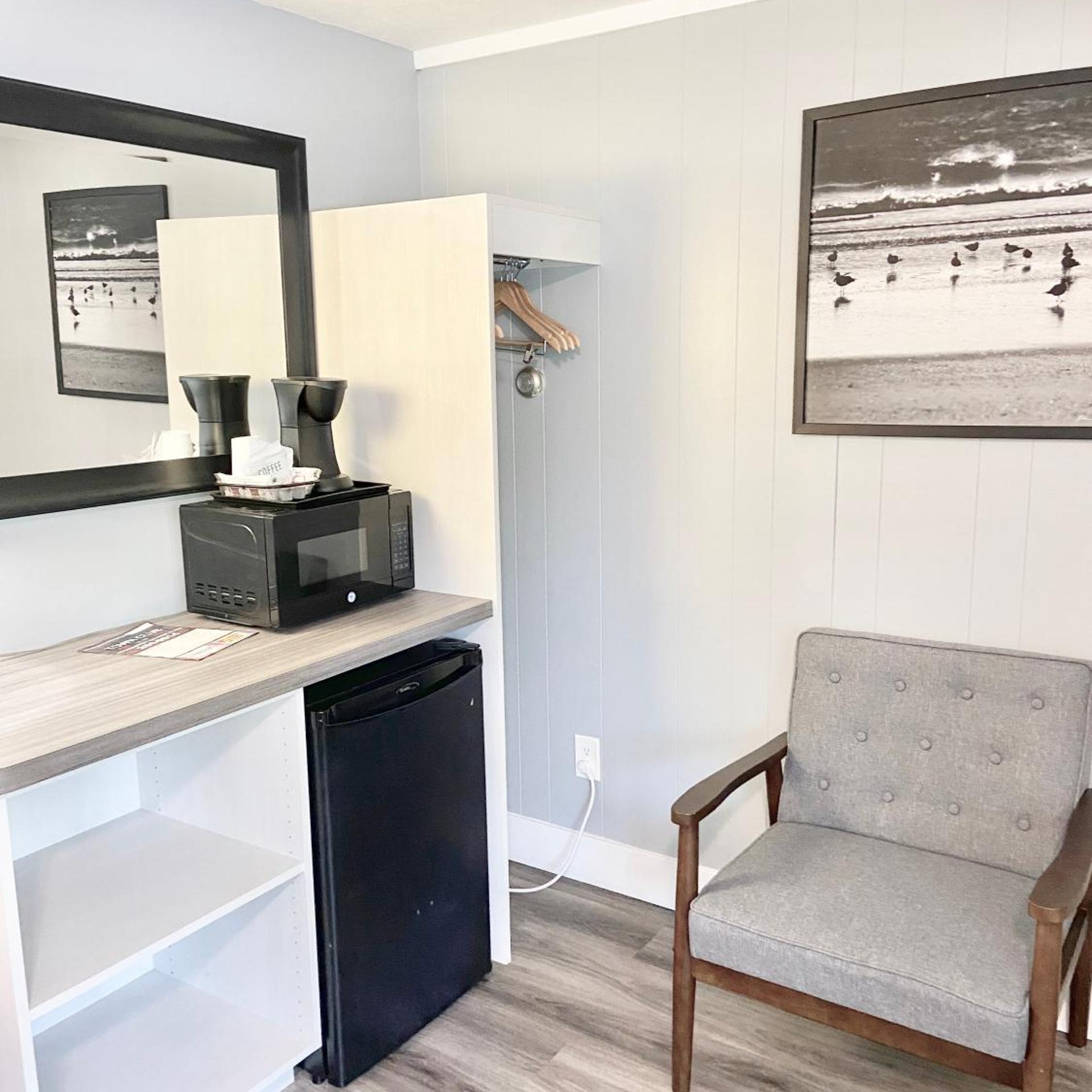 Elk Rapids Lakeshore Inn 2/42
