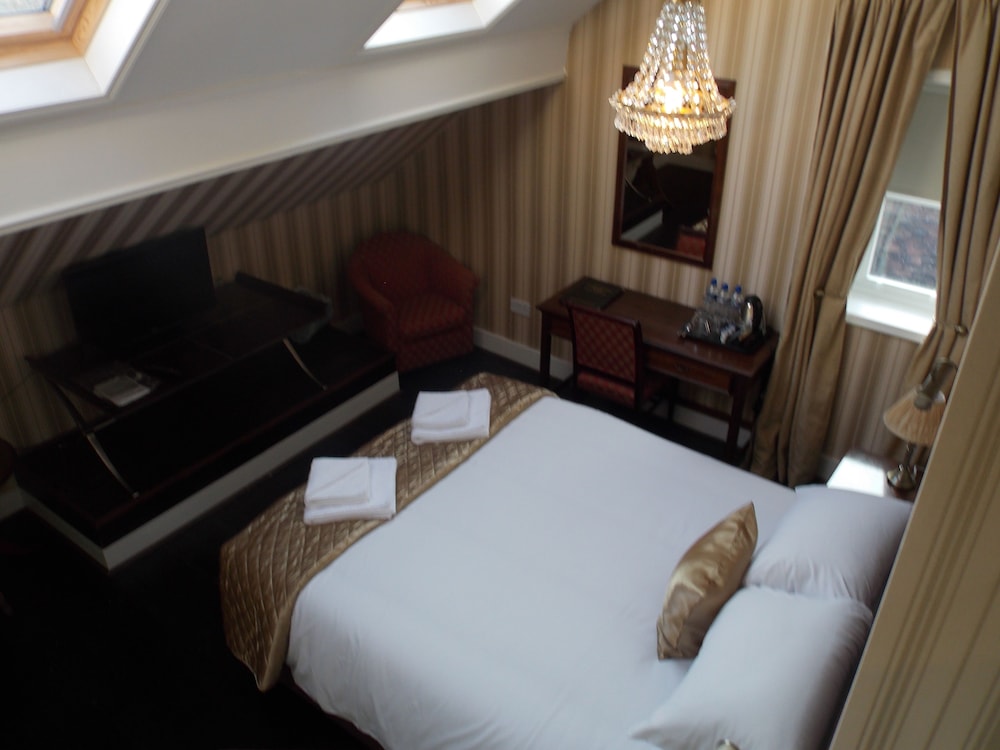 Mountford Hotel 4/28