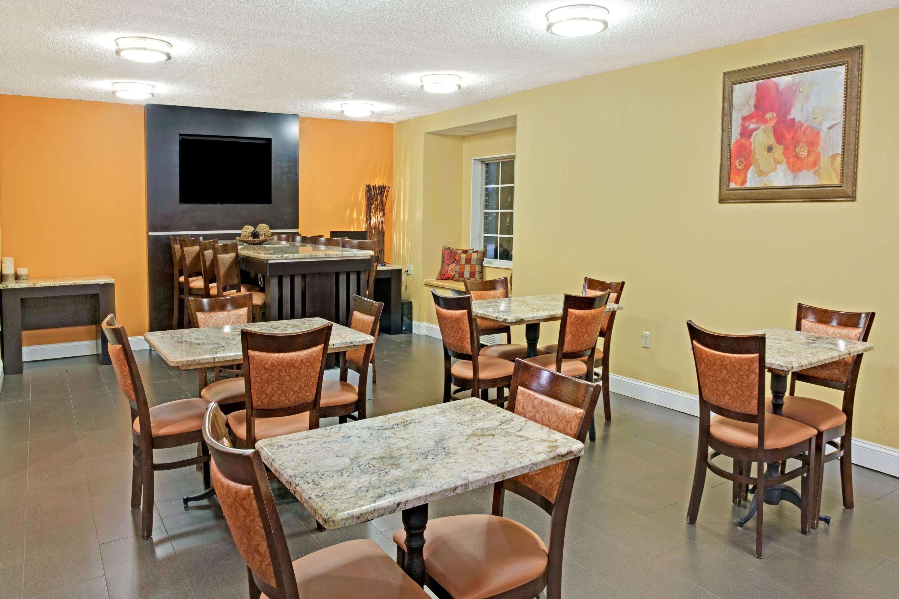 Microtel Inn and Suites by Wyndham Charlotte University Place 23/25