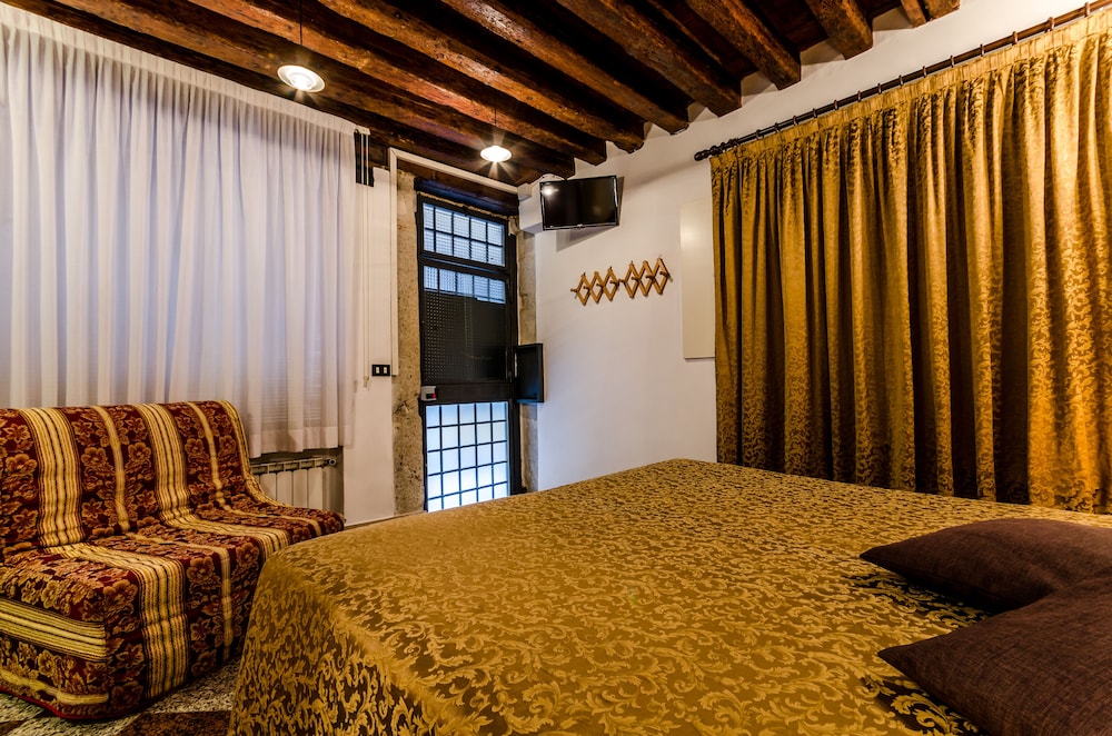Venice Apartments 16/21