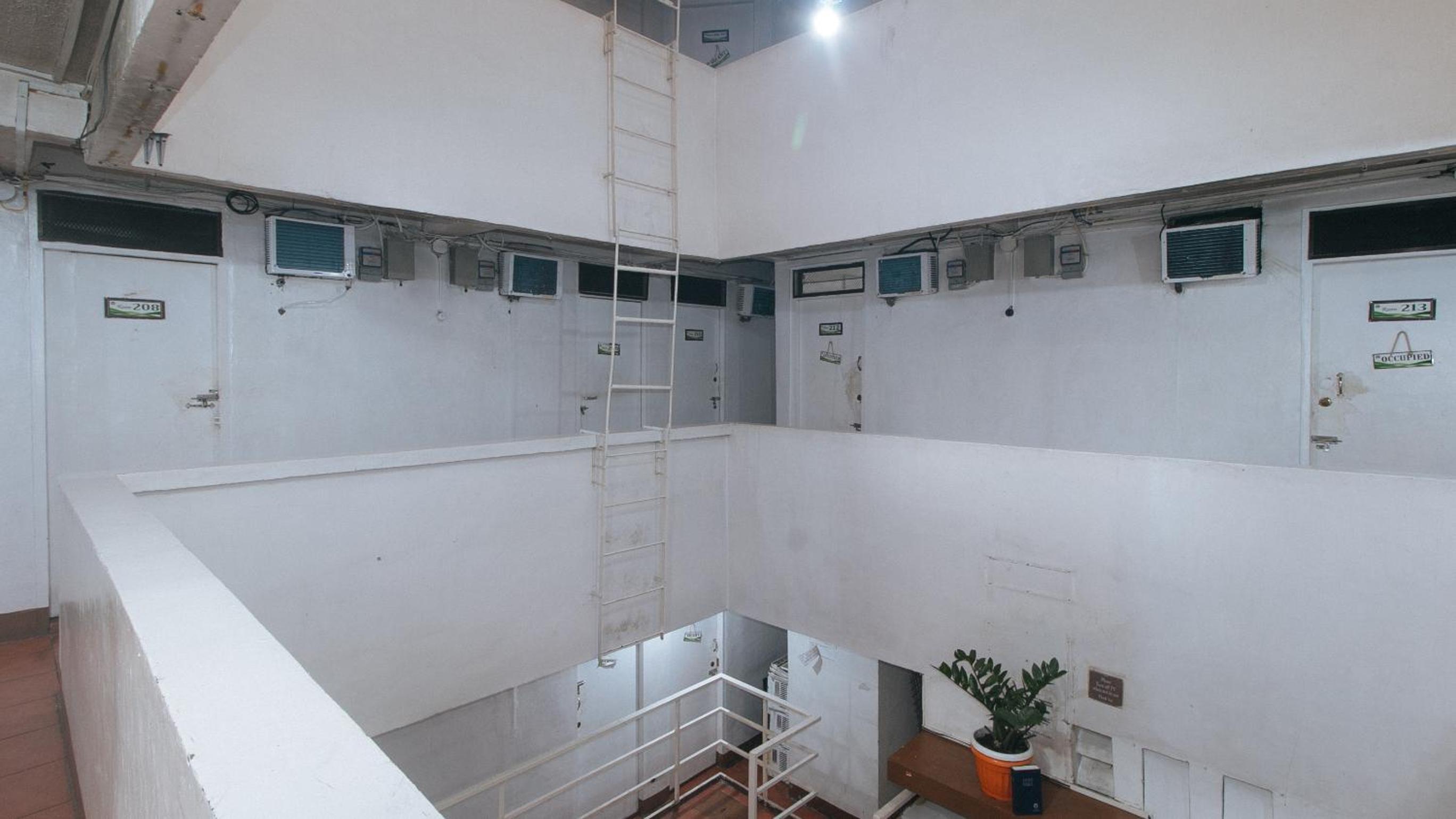 RedDoorz near OWWA Pasay 1/46