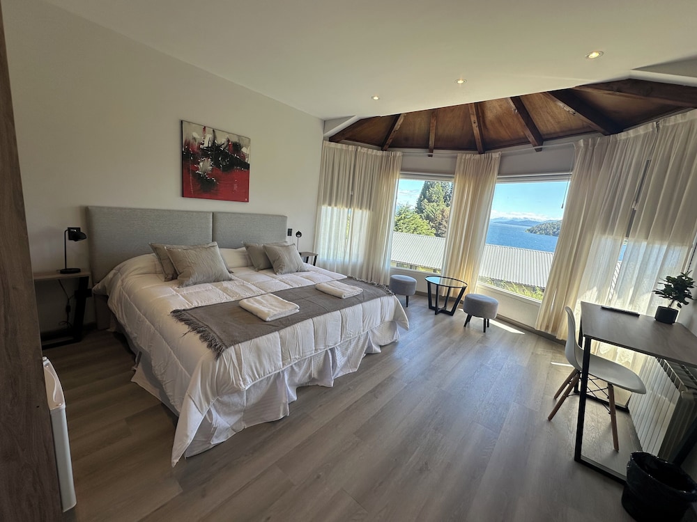 2 BEDROOMS, SUPERIOR, STUDIO, SUITE, LAKE VIEW
