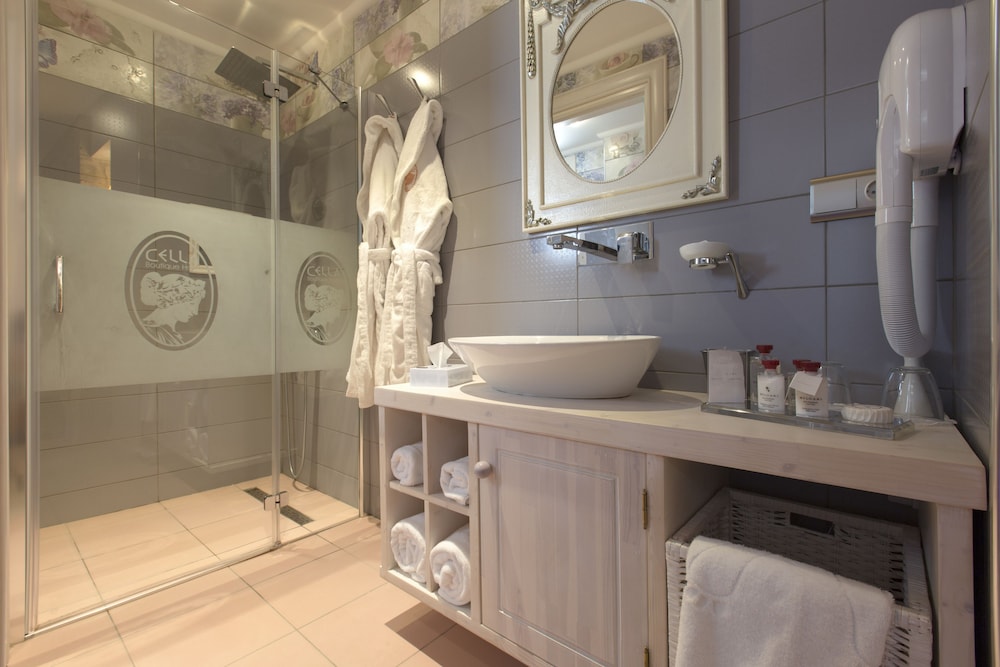 Cella Boutique Hotel 42/44