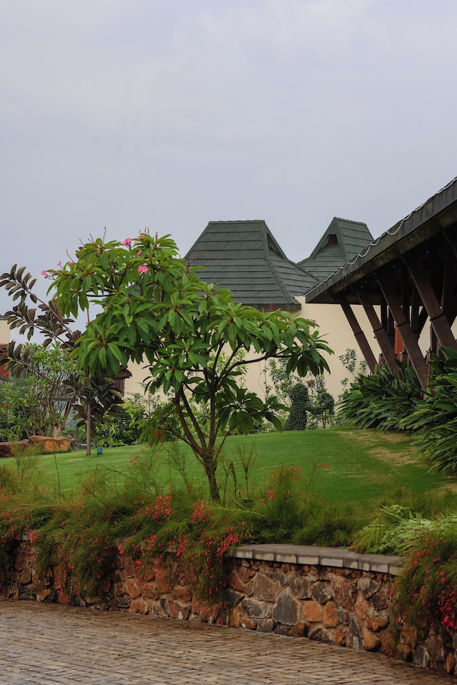 Radisson Resort Hatgad Saputara 72/74