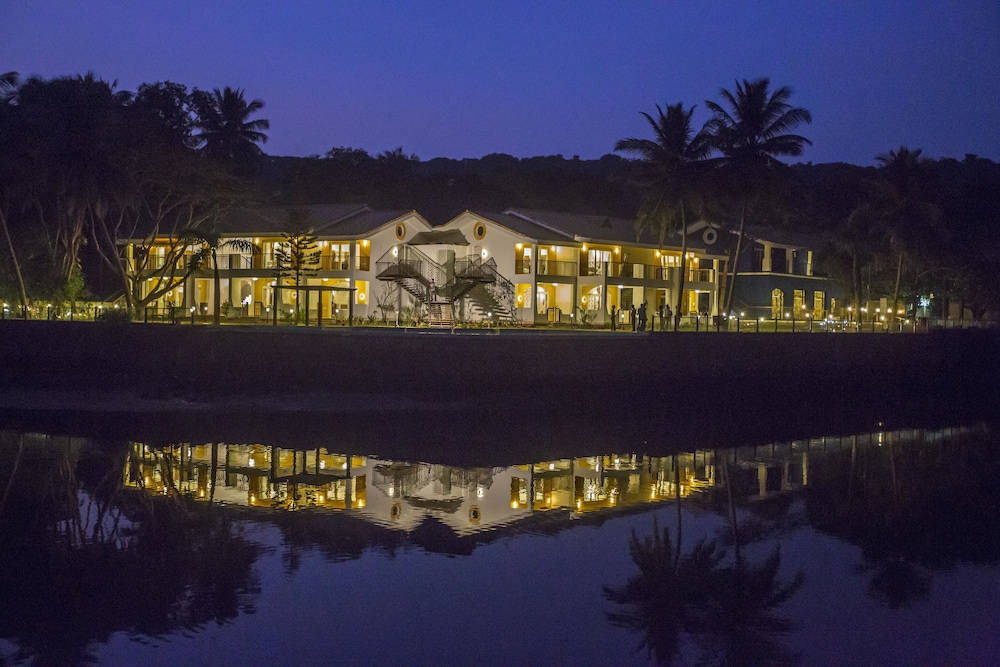 Acron Waterfront Resort 12/80