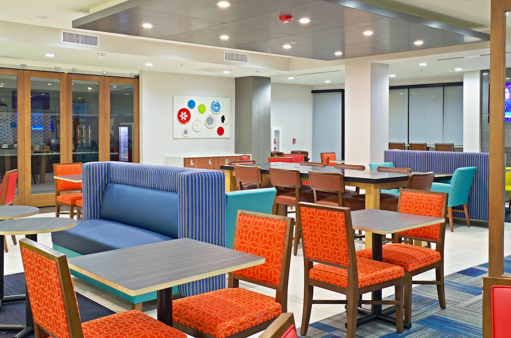 Holiday Inn Express Hotel & Suites Phoenix North Scottsdale 43/58