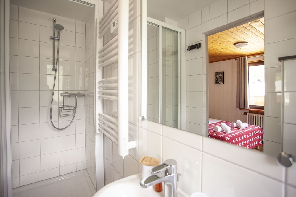 La Chaumiere Mountain Lodge 50/50