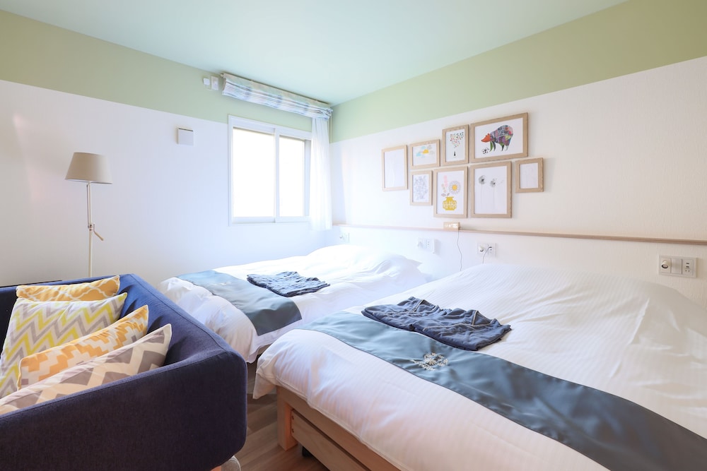 DELUXE, TWIN BEDS, KITCHENETTE