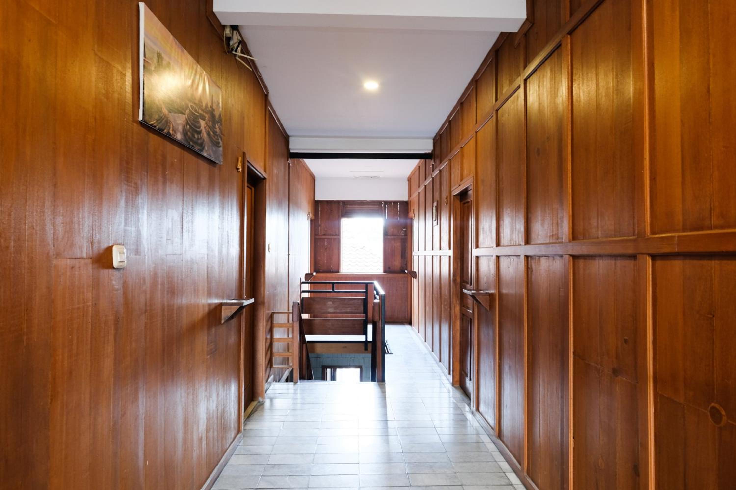 OYO 4016 Tan Jokteng Guest House 30/51