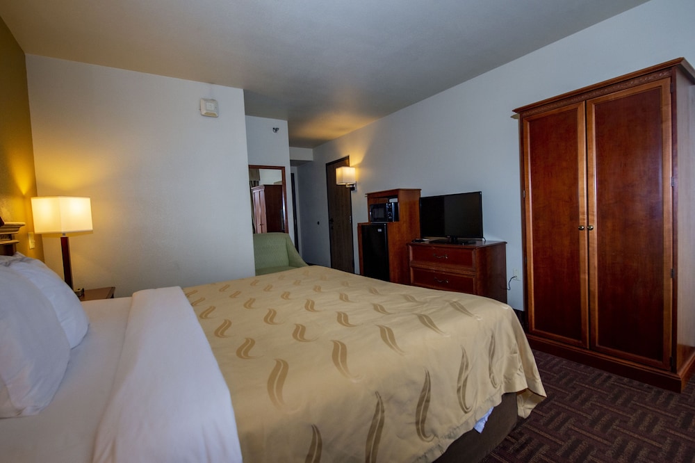 ROOM, QUEEN BED, ACCESSIBLE