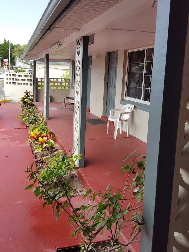 Three Oaks Motel 4/37