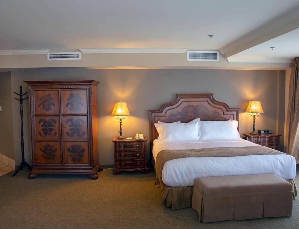 Efficiency, Suite, King Bed, Sofa, Jetted Tub