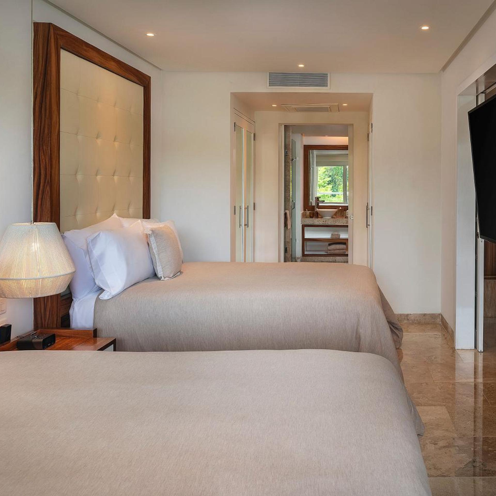 Swim Up, Reserve, Suite