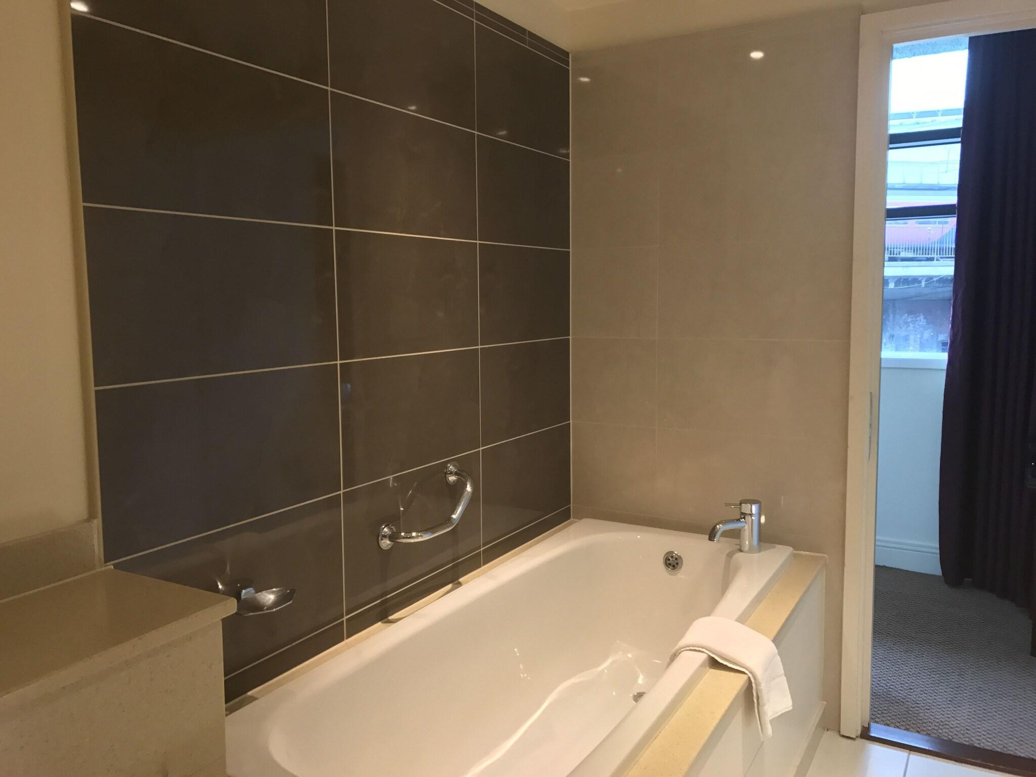 Room, Twin Beds, City View, Manchester Piccadilly Hotel 2/5