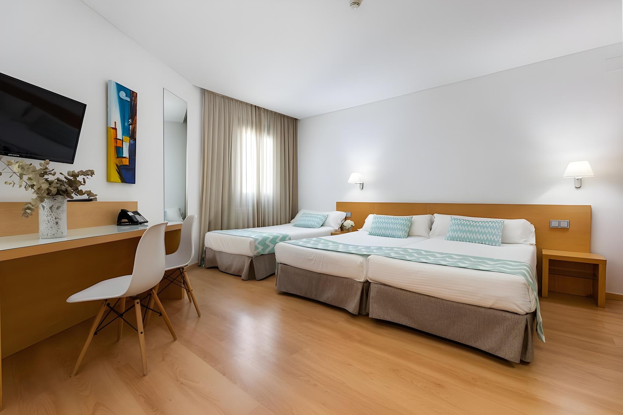 ROOM, DOUBLE OR TWIN BED