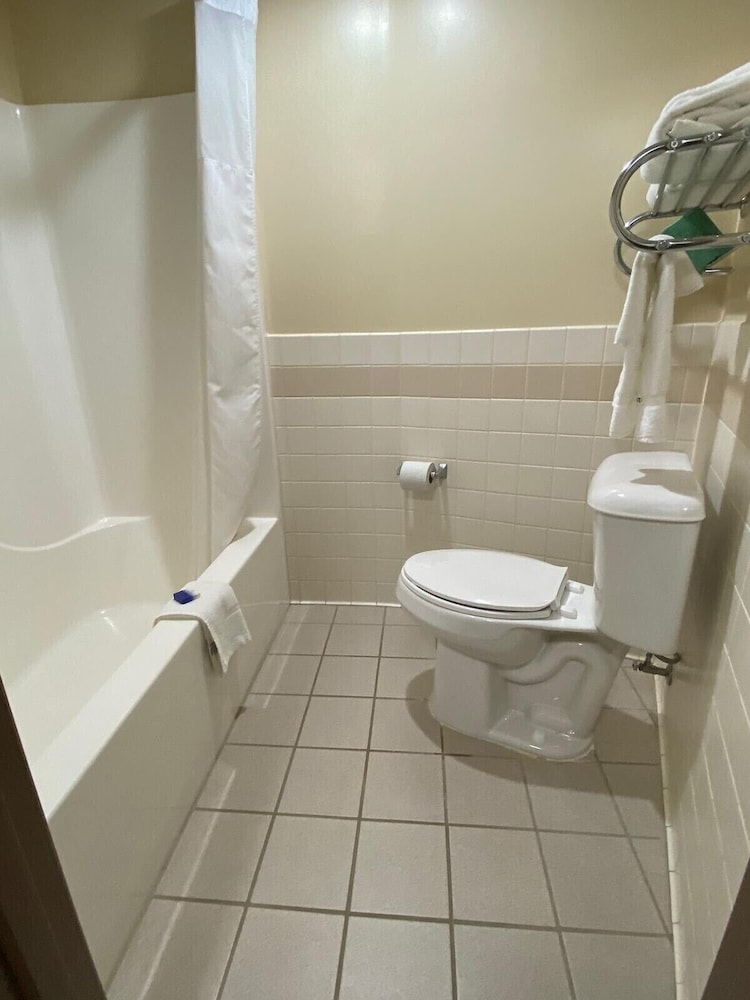 جناح بسرير كينج، American Inn and Suites Peosta, IA 4/4