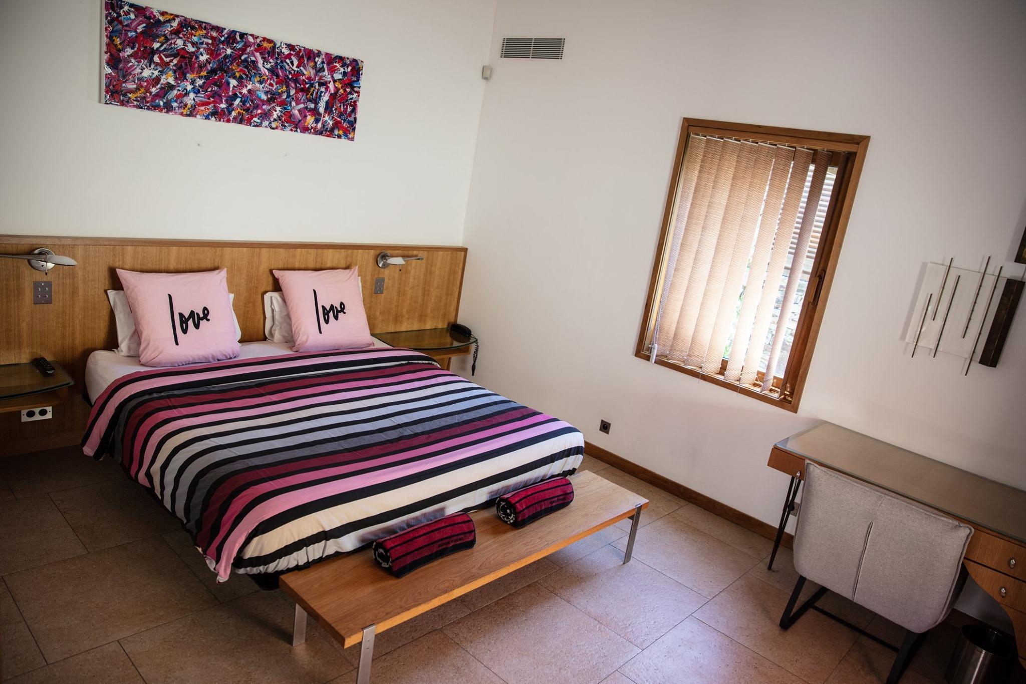 Suite, 1 King and 1 Single Beds, Garden View, Bathtub
