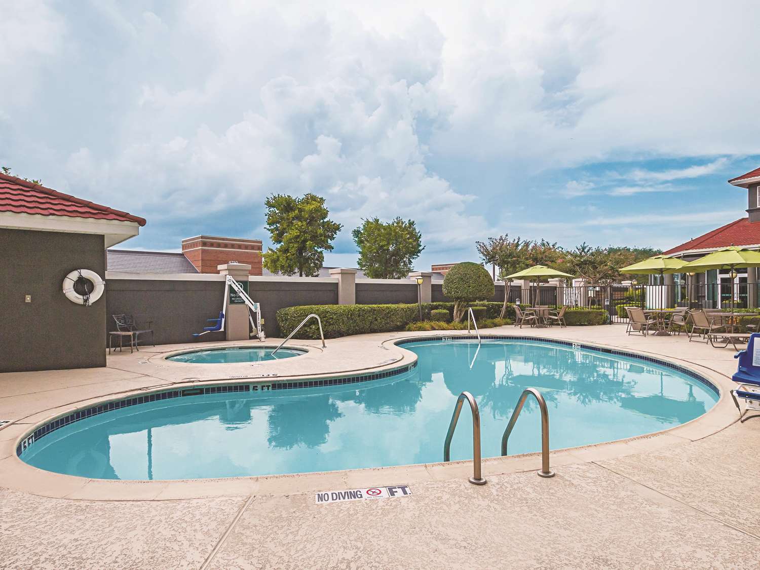 La Quinta Inn & Suites by Wyndham Fort Worth City View 45/48