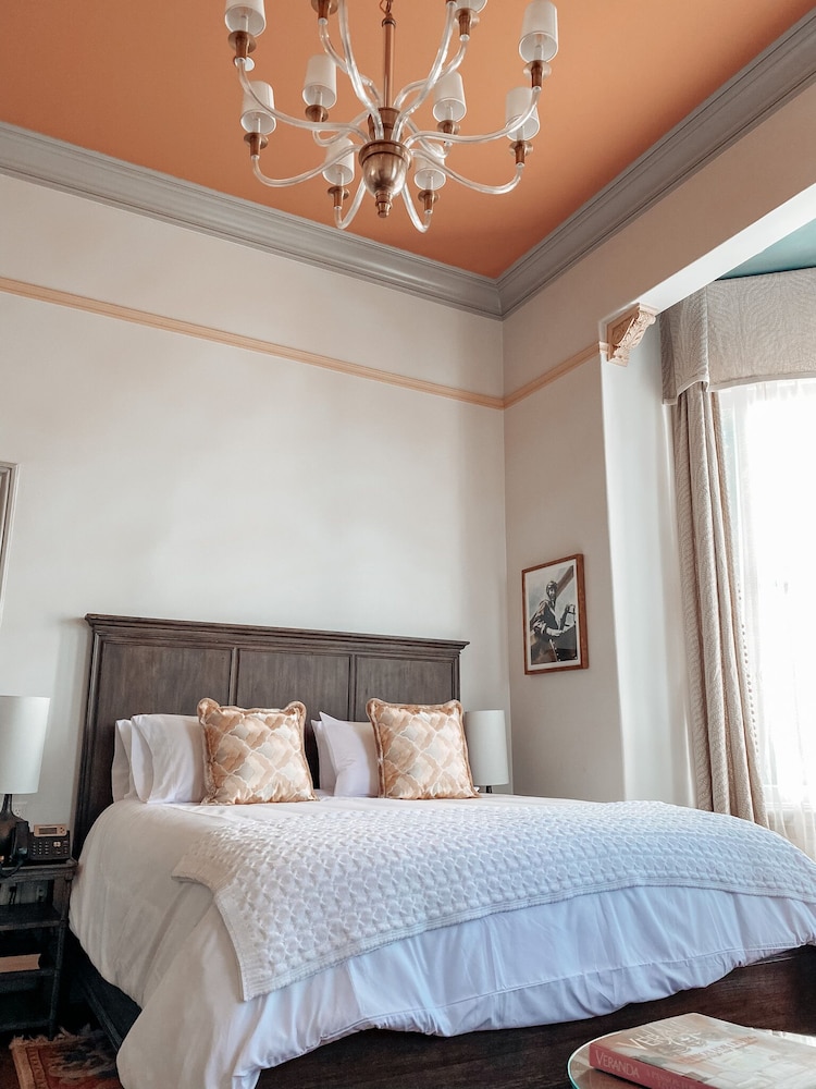 SUITE, KING BED