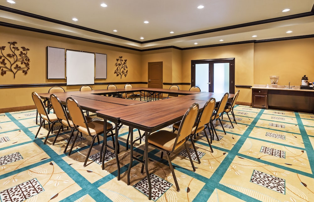 Holiday Inn Express Hotel & Suites Victoria 50/52