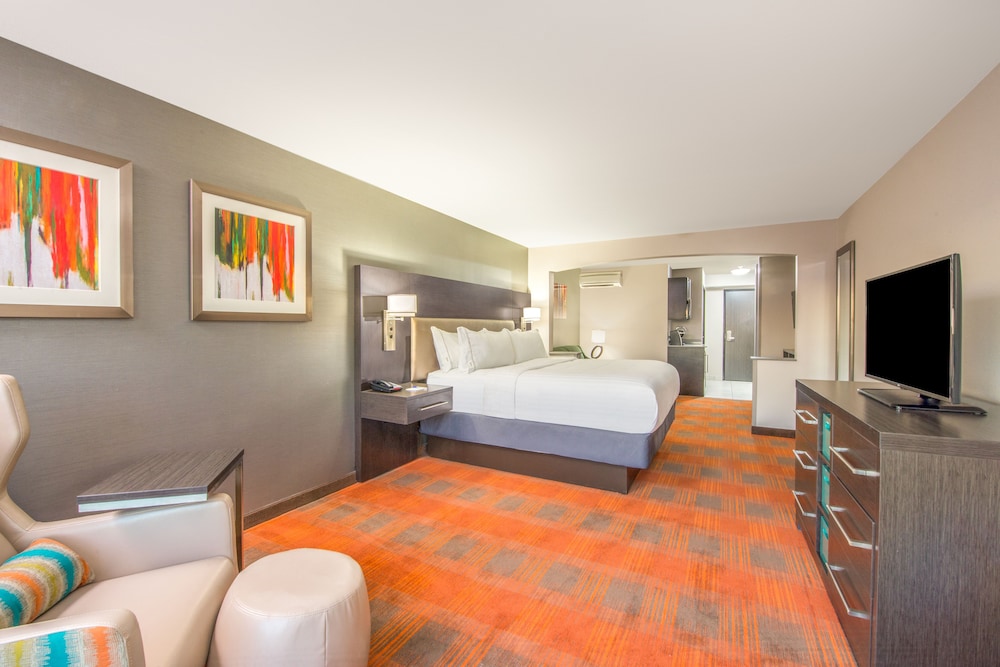 Holiday Inn Express Suites Shawnee Kansas City West 24/67