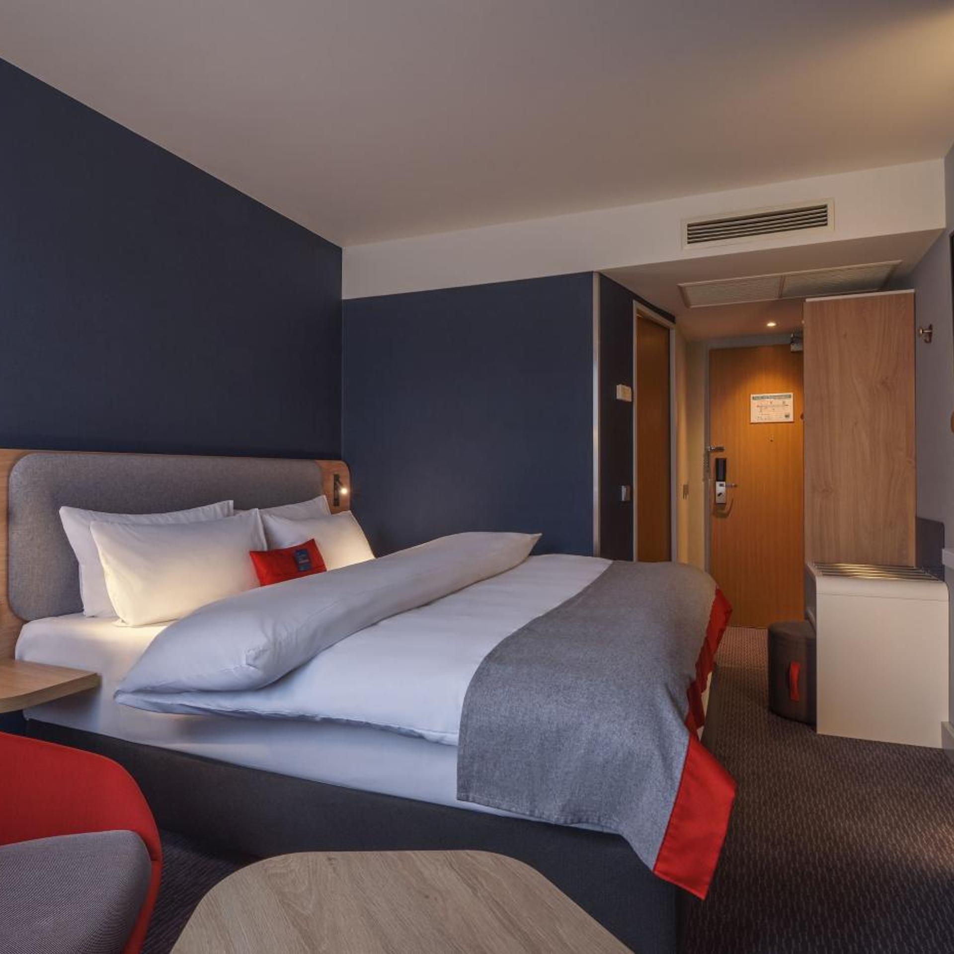 غرفة قياسية بسرير كينج وسرير كوين، Holiday Inn Express Dortmund Hotel 4/6