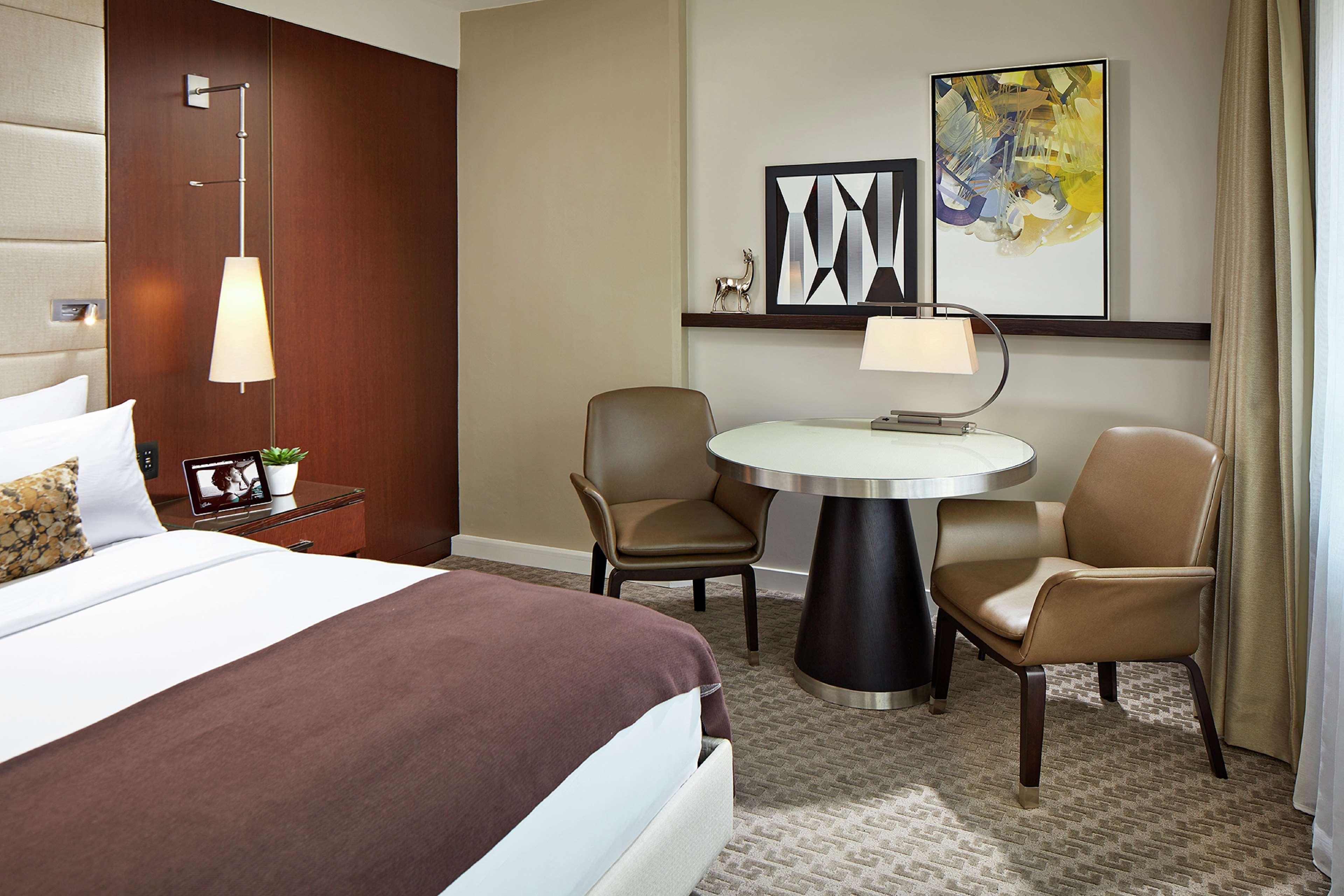 غرفة بريميوم كبيرة بسرير كينج، The Statler Dallas Curio Collection By Hilton 3/5