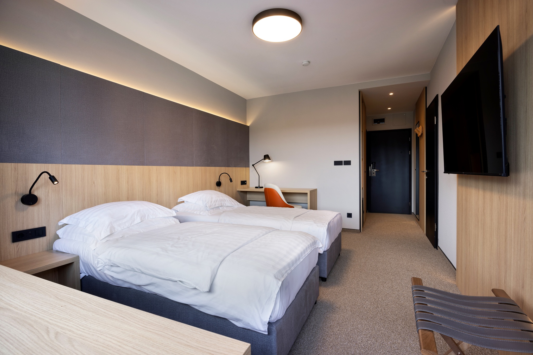 Room, Twin Beds, Lake Side