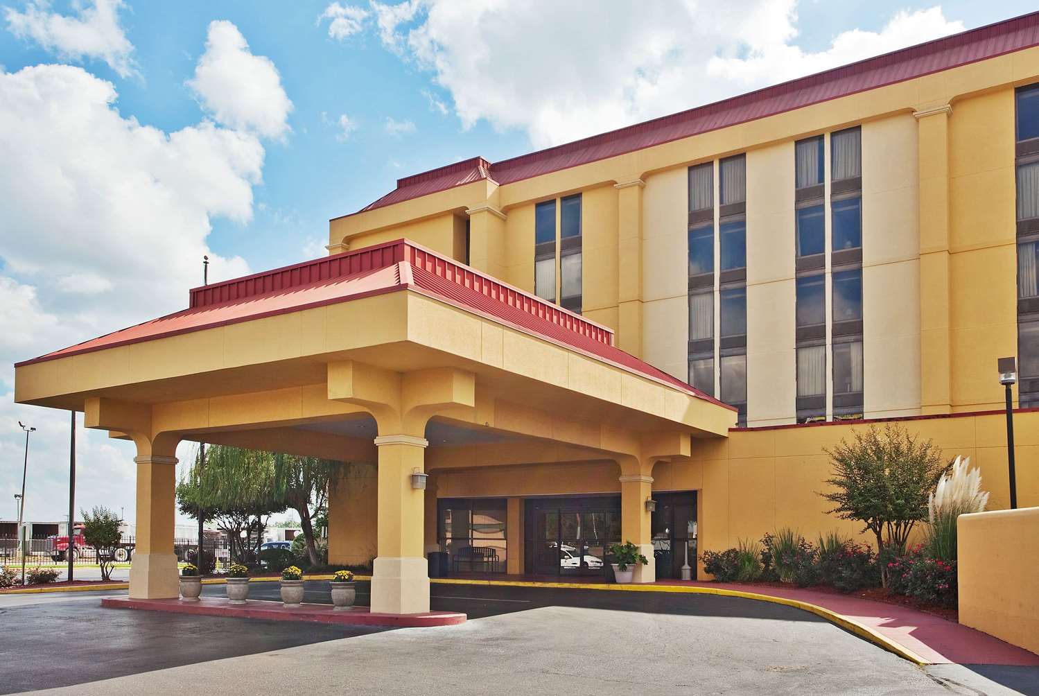 La Quinta Inn & Suites by Wyndham Memphis Airport Graceland 65/71