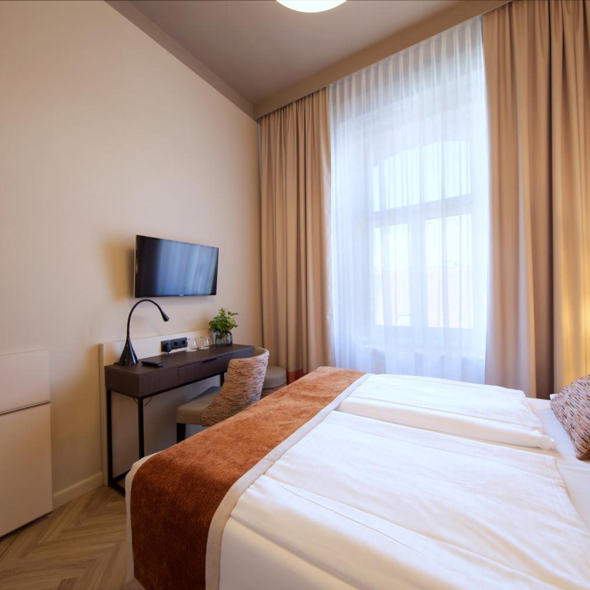 Room, King Bed, Small