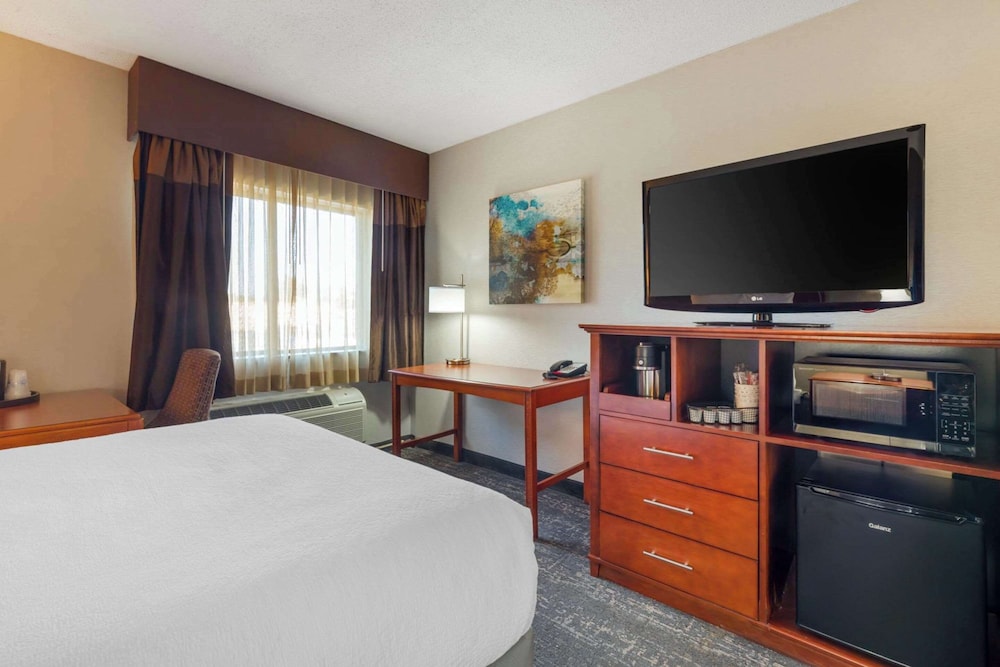 غرفة قياسية بسريرين كوين، Clarion Inn North Haven - New Haven North 2/5