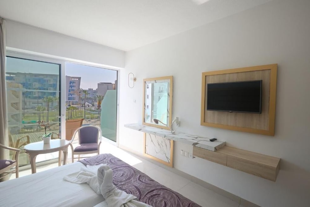 Tsokkos Beach Hotel 30/64