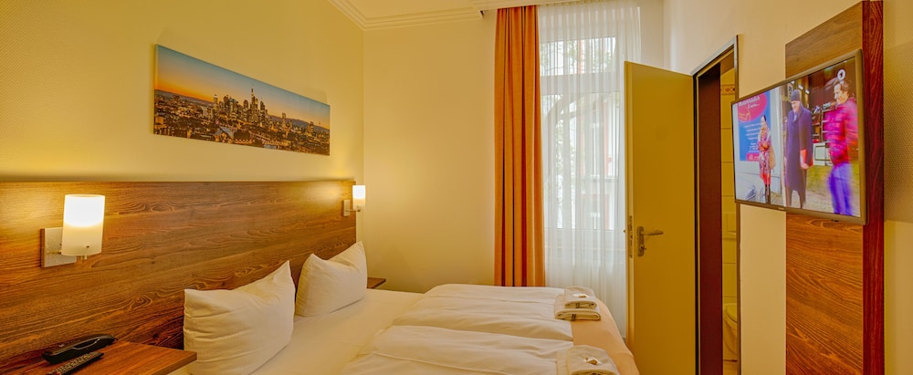 ROOM, DOUBLE BED