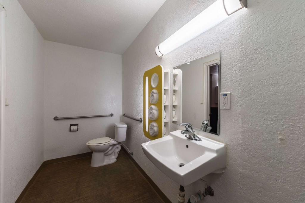 1 King Bed - Mobil Access Tub Nsmk Kitchen، Motel6 Uvalde, TX 8/9