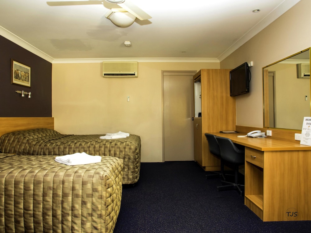 SUN PALMS MOTEL 23/67