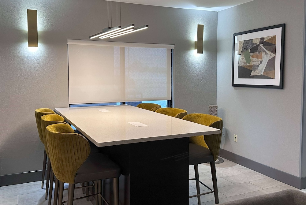 La Quinta Inn & Suites by Wyndham South Bend 46/57