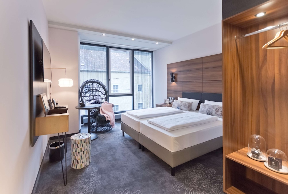 DELUXE, DOUBLE BED