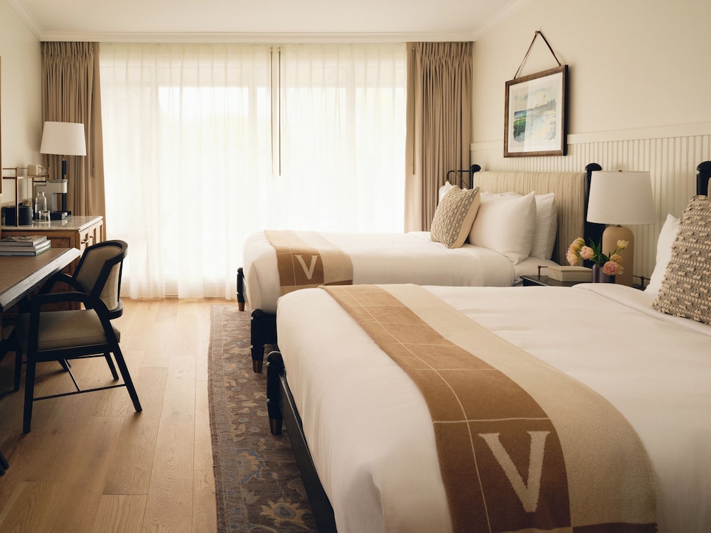 Newport, Deluxe, 2 Queen Beds, Viking Hotel 3/7
