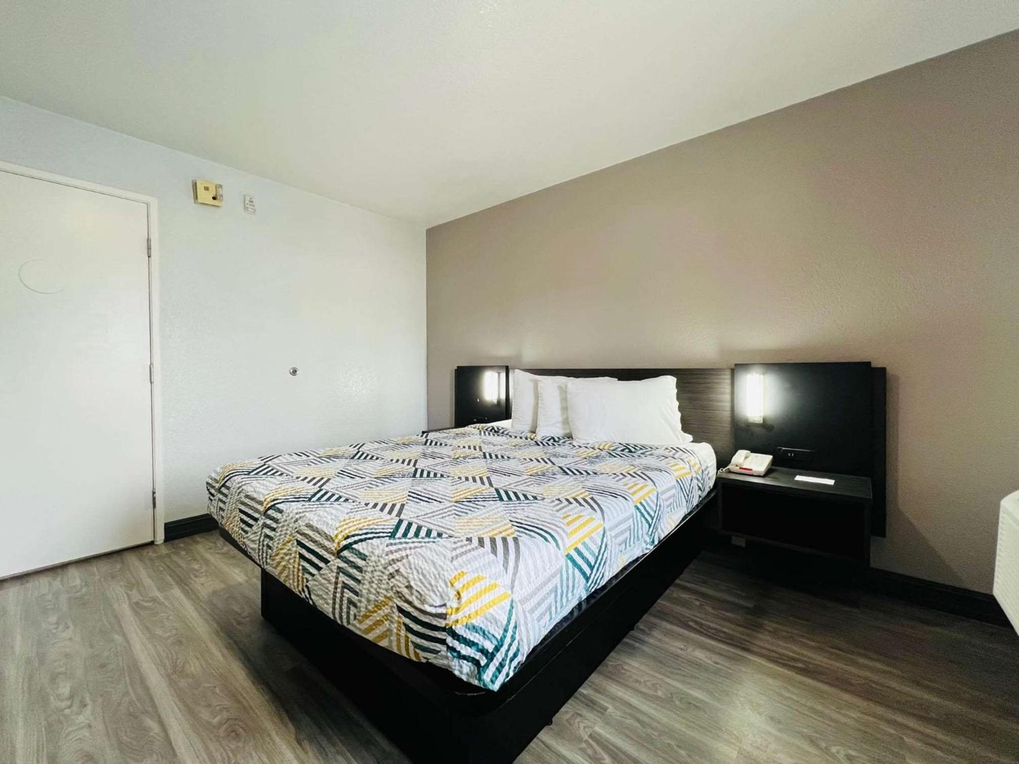1 Queen Bed ADA/RI Shower