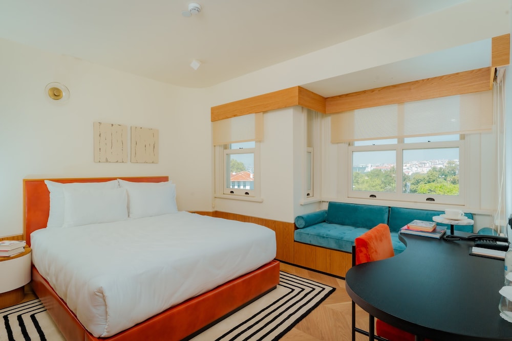 Superior, Queen Bed, Sea or City View, Baywindow