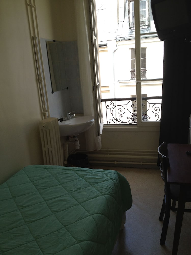 ECONOMY, SINGLE, SINGLE BED, SHARED BATHROOM