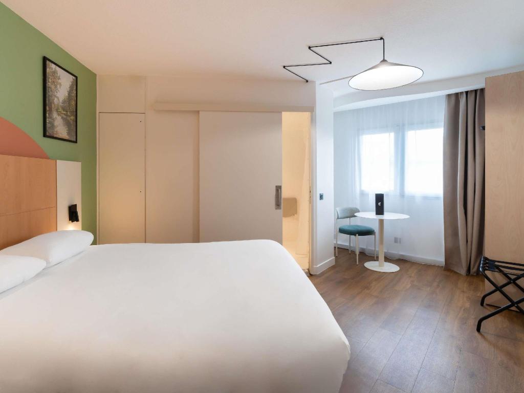 Standard, Murphy Bed, Accessible