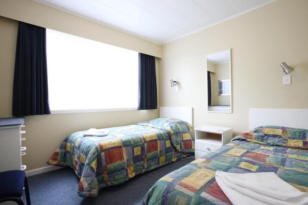 Queens Park Motels 23/60