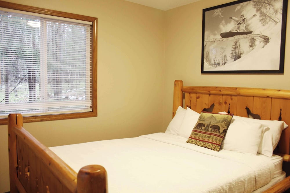 Alpine, 2 Queen and Twin Beds, 2 Sofa